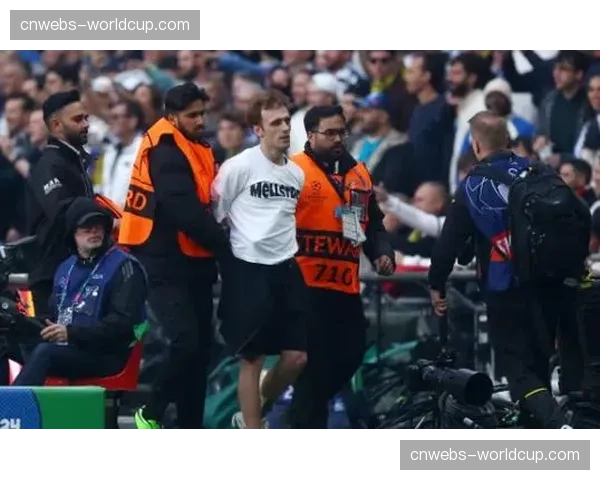 英国警方通报：已逮捕三名在欧冠客场比赛中有种族歧视行为的球迷