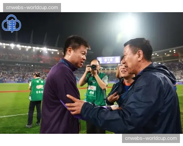 看台一幕：天津津门虎球迷拉出巨幅TIFO，纪念于根伟执教三周年