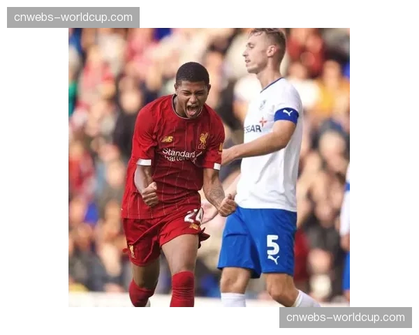 比赛因雨暂停两小时，两队球员在休息室进行电子游戏友谊赛